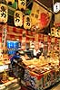 Nishiki Market. Handlende p� Nishiki Market i Kyoto  Nishiki Market / Kyoto Japan Asien  markeder handel marked