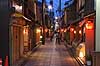 Miyakawa-cho Dori. Gaden Miyakawa-cho Dori med restauranter i aftenbelysning i Kyoto  Kyoto Japan Asien  