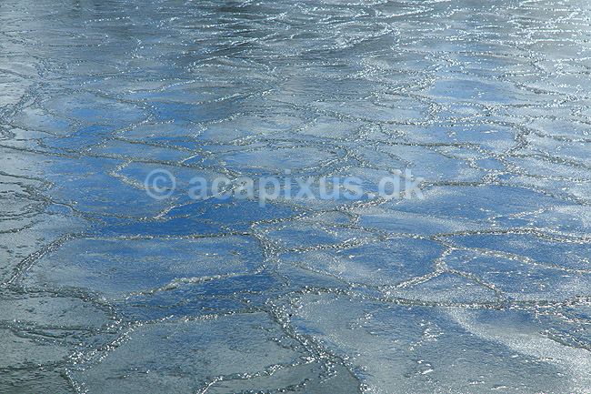 Isskosser. Isskosser er frosset sammen til m�nster i vikingeskibshavnen i Roskilde; ; Roskilde; Danmark; ; ; Vinter, frost, is, kulde, isbryder, m�nstre, havis