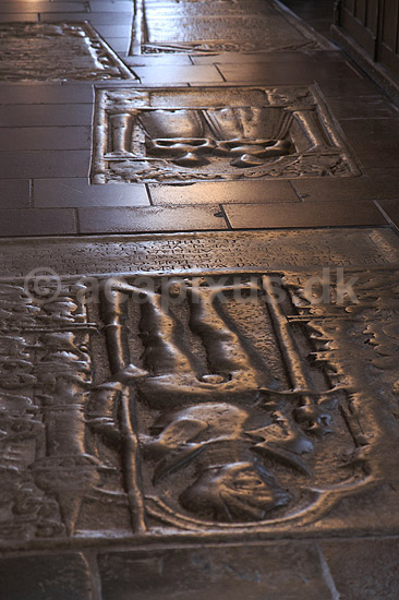Roskilde Domkirke. Gravsten over adelsmand begravet i gulvet i Roskilde Domkirke - de stinkende rige; ; Roskilde Domkirke / Roskilde; Danmark; ; ; turistsev�rdigheder, religion, kristendom, kirker, kirke, domkirker, UNESCO World Heritage, gravkapeller, gravkapel, konger, kongehuset