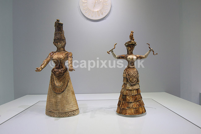 Slange gudinder. Slangegudinder fra Knossos udstillet p� Heraklion Archaeological Museum; ; Heraklion Archaeological Museum / Heraklion / Kreta; Gr�kenland; ; ; Minoisk, minoan, Crete, archaeology. Ark�ologi, museer, historie