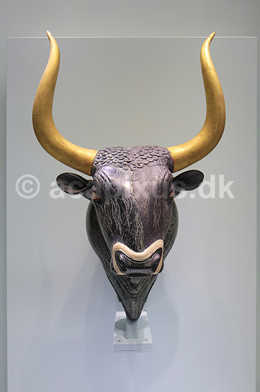Minoan tyrehoved. Rhyton i form af tyre hoved udhugget af sten. Udgravet i Knossos. Minoisk fra ca 1600 til 1450 f.kr. Udstillet p� Heraklion Archaeological Museum; ; Heraklion Archaeological Museum / Heraklion / Kreta; Gr�kenland; ; ; Minoisk, minoan, Crete, archaeology. Ark�ologi, museer, historie