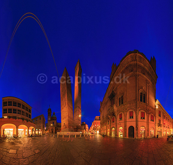 Bologna. 360 graders panorama af Le due torri (De to T�rne) i Bologna, hhv Asinelli Tower (70 m) og Garisenda Tower (48 m), som begge er sk�ve. De h�lder hhv 2,2 og 3,2 meter.; ; Piazza Di Porta Ravegnana / Bologna; Italien; ; ; 