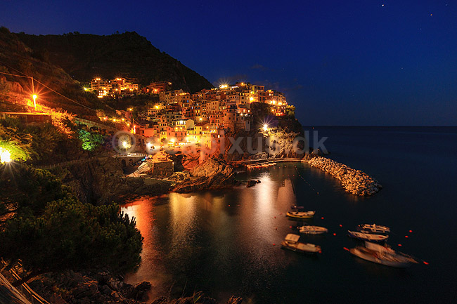 Cinque Terre. Manarola i aftenskumringen. Manarola er den n�st sydligste af de 5 Cinque Terre byer; ; Manarola / Parco Nazionale delle Cinque Terre / Ligurien; Italien; ; ; Liguria, turisme, sightseeing