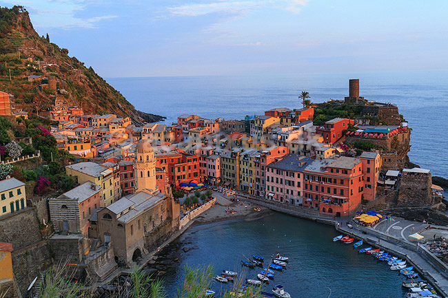 Cinque Terre. Vernazza i aftenskumringen. Vernazza er den n�st nordligste af de 5 Cinque Terre byer; ; Vernazza / Parco Nazionale delle Cinque Terre / Ligurien; Italien; ; ; Liguria, turisme, sightseeing