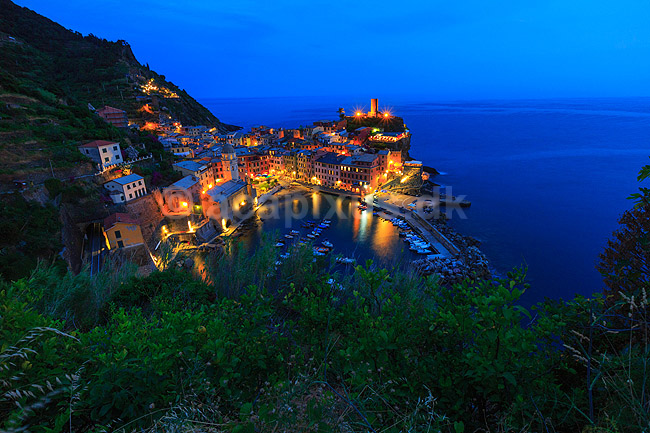 Cinque Terre. Vernazza i aftenskumringen. Vernazza er den n�st nordligste af de 5 Cinque Terre byer; ; Vernazza / Parco Nazionale delle Cinque Terre / Ligurien; Italien; ; ; Liguria, turisme, sightseeing