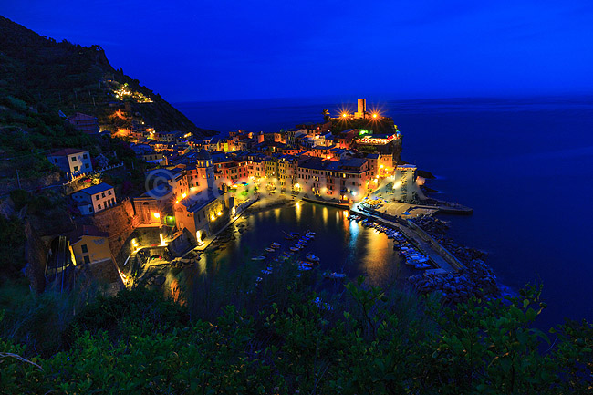 Cinque Terre. Vernazza i aftenskumringen. Vernazza er den n�st nordligste af de 5 Cinque Terre byer; ; Vernazza / Parco Nazionale delle Cinque Terre / Ligurien; Italien; ; ; Liguria, turisme, sightseeing