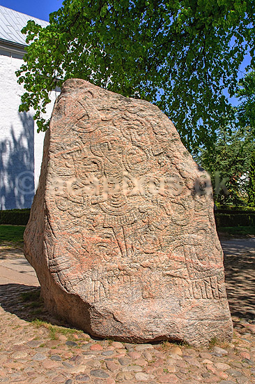 Jellingstenene. Jelling stenene med Kristus figuren foran Jelling Kirke p� kirkeg�rden ( Reprocessering af KOL8217 ); ; Jelling / Jylland; Danmark; ; ; Jellingestenene, Jellingestenen, Jellingstenen, Harald Bl�tand, runer, runesten, religion, kristendom, kirker, kirke, Kristusfigur, Christus, UNESCO World Heritage, UNESCO Verdensarv
