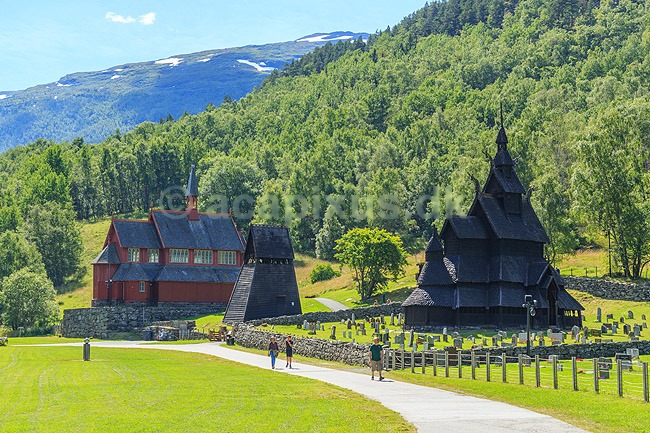 Borgund Stavkirke. Stavkirken og den nye kirke i Borgund; ; Borgund; Norge; ; ; Turisme, sev�rdigheder, kristendom, stavkirker, tr�kirker