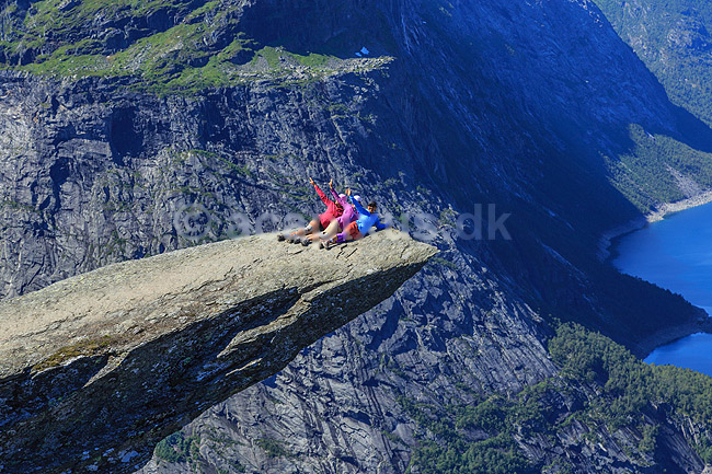 Trolltunga. Fjeldvandrere p� Trolltunga, en klippeformation der stikker ud af klippesiden 700 meter over Ringedalvatnet n�r Hardangervidda National Park; ; Trolltunga / Tyssedal; Norge; ; ; Vandring, vandretur, fjeldvandring, turisme, hiking