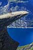 Trolltunga. Fjeldvandrer p� Trolltunga, en klippeformation der stikker ud af klippesiden 700 meter over Ringedalvatnet n�r Hardangervidda National Park  Trolltunga / Tyssedal Norge   Vandring, vandretur, fjeldvandring, turisme, hiking