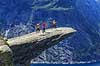 Trolltunga. Fjeldvandrer p� Trolltunga, en klippeformation der stikker ud af klippesiden 700 meter over Ringedalvatnet n�r Hardangervidda National Park  Trolltunga / Tyssedal Norge   Vandring, vandretur, fjeldvandring, turisme, hiking