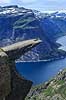 Trolltunga. Fjeldvandrer p� Trolltunga, en klippeformation der stikker ud af klippesiden 700 meter over Ringedalvatnet n�r Hardangervidda National Park  Trolltunga / Tyssedal Norge   Vandring, vandretur, fjeldvandring, turisme, hiking