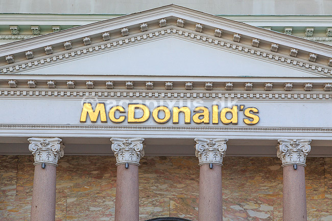 McDonald's. Facade p� McDonalds burgerbar - facaden signalerer madimperium; ; Kristianssand; Norge; ; ; Fastfood, vintage, burger, Ronald McDonald