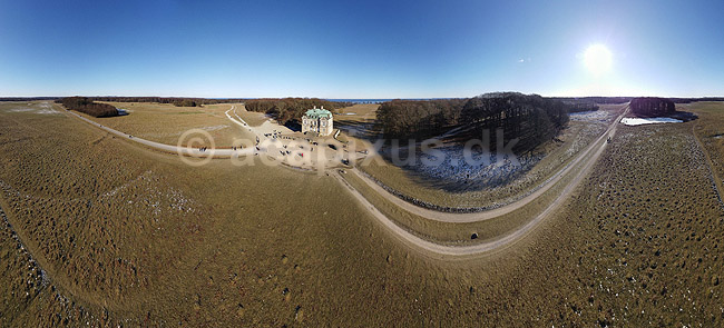 Eremitage Slottet. Vinterlandskab med Eremitage Slottet i J�gersborg Dyrehave - 380 graders panorama; ; J�gersborg Dyrehave / Sj�lland; ; ; ; slotte jagtslotte sev�rdigheder Eremitageslottet Dyrehaven, vinter, frost, kulde