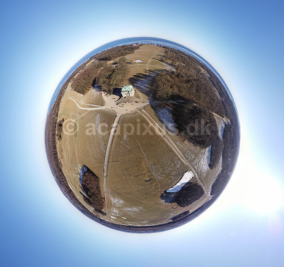 Eremitage Slottet. Vinterlandskab med Eremitage Slottet i J�gersborg Dyrehave - Little Earth panorama; ; J�gersborg Dyrehave / Sj�lland; ; ; ; slotte jagtslotte sev�rdigheder Eremitageslottet Dyrehaven, vinter, frost, kulde