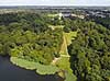 Fredensborg Slot. Fredensborg Slotshave ud til Esrum S�. I baggrunden Fredensborg Slot  Fredensborg Slot / Fredensborg Danmark   Slotte, kongeslotte, dronefoto