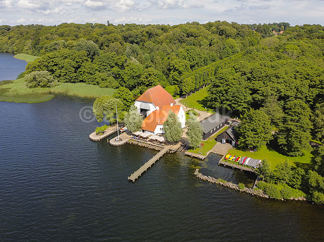 Skipperhuset. Restaurant Skipperhuset ved Esrum S�; ; S�rup / Fredensborg; Danmark; ; ; Spisesteder, restauranter, s�er, kanoudlejning, dronefoto