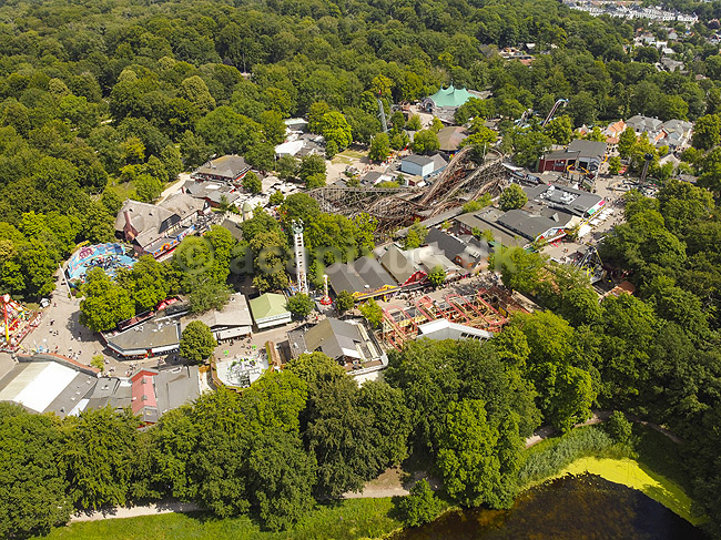Bakken. Forlystelsesparken Bakken i Dyrehaven; ; J�gersborg Dyrehave / Klampenborg; Danmark; ; ; Forlystelser, forlystelsesparker, rutchebaner, dronefoto