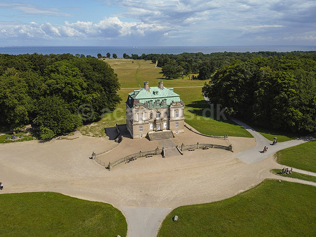 Eremitage Slottet. Eremitage Slottet i Dyrehaven; ; J�gersborg Dyrehave / Klampenborg; Danmark; ; ; slotte jagtslotte sev�rdigheder Eremitageslottet Dyrehaven parker, dronefoto