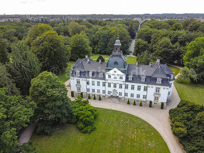 Charlottenlund Slot. Charlottenlund Slot i slotsparken; ; Charlottenlund; Danmark; ; ; slotte sev�rdigheder parker, Ferdinand Meldahl, dronefoto