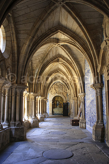 Porto Cathedral. Den indre buegang i Katedralen i Porto; ; Porto; Portugal; ; ; Kirker, kristendom