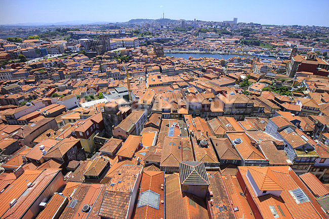 Porto. Hustage i Porto, Duoro floden, og p� den anden side Vila Nova de Gaia ; ; Porto; Portugal; ; ; Bybilleder
