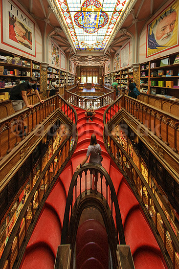 Livraria Lello. Trappen i Livraria Lello, som har givet inspiration til trapperne p� Hogwarts i Harry Potter filmene; ; Porto; Portugal; ; ; B�ger, boghandel, boghandlere, r�d, trapper, design, Art Deco