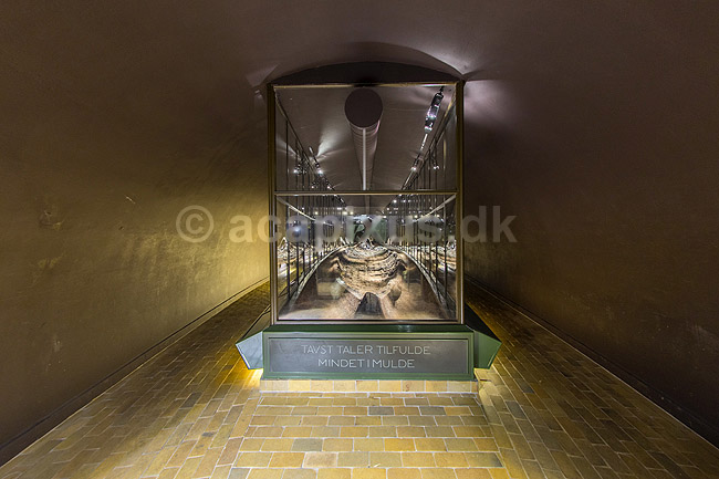 Ladby Skibet. Skibsgrav fra vikingetiden - vikingeh�vding gravlagt i sit skib med heste og hunde i vikingetiden; ; Vikingemuseet Ladby / Kerteminde; Danmark; ; sev�rdigheder; Nationalmuseet, gravh�j, vikinger, konger, h�vdinger, vikingeskibe, Ladbykongen