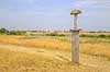 Ladby Skibet. Stort tr�sv�rd stukket i jorden som skulptur ved Vikingemuseet Ladby  Vikingemuseet Ladby / Kerteminde Danmark  sev�rdigheder Nationalmuseet, gravh�j, vikinger, konger, h�vdinger, vikingeskibe, Ladbykongen