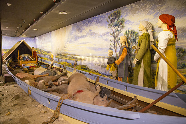 Ladby Skibet. Rekonstruktion af gravs�tningen af vikingeh�vdingen i sit skib med heste og hunde ved Vikingemuseet Ladby; ; Vikingemuseet Ladby / Kerteminde; Danmark; ; sev�rdigheder; Nationalmuseet, gravh�j, vikinger, konger, h�vdinger, vikingeskibe, Ladbykongen