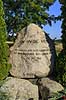 Den Hvide Hest. Mindesten over hesten Malgre Tout, som bar Kong Christian X over gr�nsen i 1920 med p�skriften : Den Hvide Hest - Jeg Kongen bar over gr�nsen hen da S�nderjylland blev dansk igen - 10 Juni 1920  Visborggaard / Hadsund Danmark  sev�rdigheder Heste, ridning, genforeningen