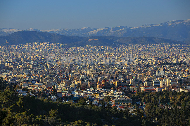 Athen. Udsigt over Athen med sned�kkede bjerge i horisonten set fra Akropolis; ; Akropolis / Athen; Gr�kenland; ; Sev�rdigheder; Hovedstad, hovedst�der, storbyer, Hellas, Acropolis