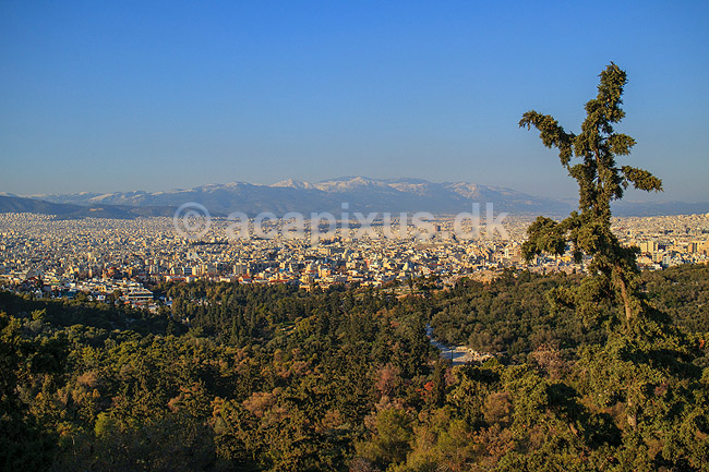 Athen. Udsigt over Athen med sned�kkede bjerge i horisonten set fra Philopappos Hill; ; Akropolis / Athen; Gr�kenland; ; Sev�rdigheder; Hovedstad, hovedst�der, storbyer, Hellas, Acropolis
