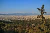 Athen. Udsigt over Athen med sned�kkede bjerge i horisonten set fra Philopappos Hill  Akropolis / Athen Gr�kenland  Sev�rdigheder Hovedstad, hovedst�der, storbyer, Hellas, Acropolis