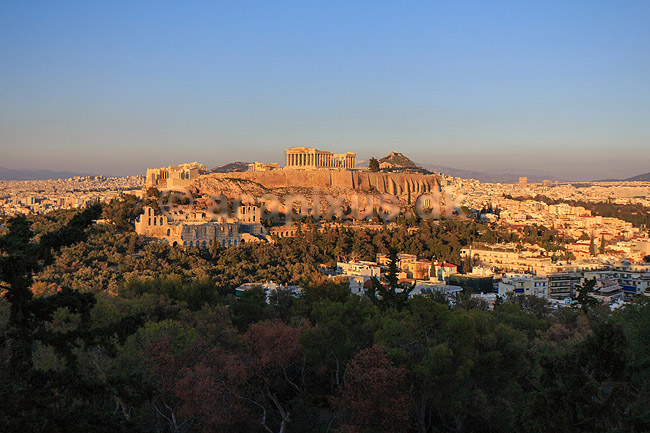 Akropolis. Udsigt over Akropolis med Parthenon templet (Pallas Athenes tempel) og Erechtheion templet (Temple of Athena Polias) set fra Philopappos Hill; ; Akropolis / Athen; Gr�kenland; ; Sev�rdigheder; Hovedstad, hovedst�der, storbyer, Hellas, Acropolis, templer