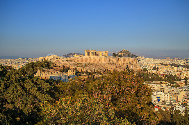 Akropolis. Udsigt over Akropolis med Parthenon templet (Pallas Athenes tempel) og Erechtheion templet (Temple of Athena Polias) set fra Philopappos Hill; ; Akropolis / Athen; Gr�kenland; ; Sev�rdigheder; Hovedstad, hovedst�der, storbyer, Hellas, Acropolis, templer