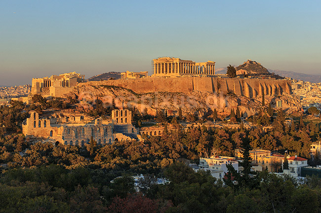 Akropolis. Udsigt over Akropolis med Parthenon templet (Pallas Athenes tempel) og Erechtheion templet (Temple of Athena Polias) set fra Philopappos Hill; ; Akropolis / Athen; Gr�kenland; ; Sev�rdigheder; Hovedstad, hovedst�der, storbyer, Hellas, Acropolis, templer