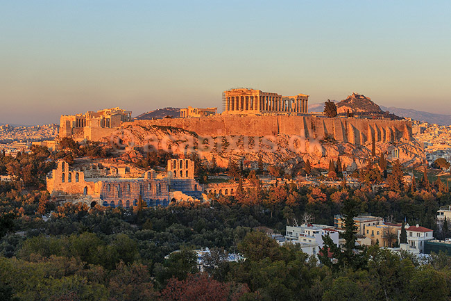 Akropolis. Udsigt over Akropolis med Parthenon templet (Pallas Athenes tempel) og Erechtheion templet (Temple of Athena Polias) set fra Philopappos Hill; ; Akropolis / Athen; Gr�kenland; ; Sev�rdigheder; Hovedstad, hovedst�der, storbyer, Hellas, Acropolis, templer