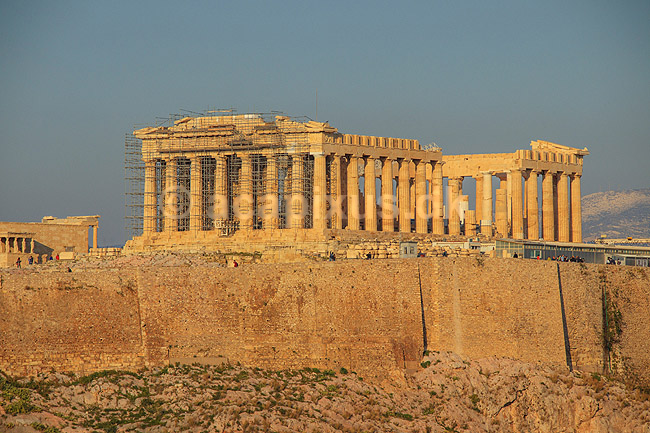 Akropolis. Udsigt over Akropolis med Parthenon templet (Pallas Athenes tempel) og Erechtheion templet (Temple of Athena Polias) set fra Philopappos Hill; ; Akropolis / Athen; Gr�kenland; ; Sev�rdigheder; Hovedstad, hovedst�der, storbyer, Hellas, Acropolis, templer