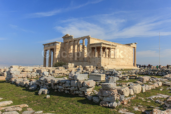 Akropolis. Erechtheion templet (Temple of Athena Polias) p� Akropolis med Korehallen, ogs� kaldet karyatidehallen, med de seks korer eller karyatider; ; Akropolis / Athen; Gr�kenland; ; Sev�rdigheder; Hellas, Acropolis, templer