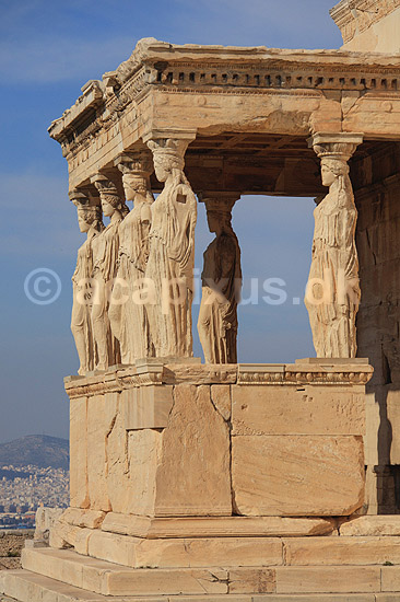 Akropolis. Erechtheion templet (Temple of Athena Polias) p� Akropolis med Korehallen, ogs� kaldet karyatidehallen, med de seks korer eller karyatider; ; Akropolis / Athen; Gr�kenland; ; Sev�rdigheder; Hellas, Acropolis, templer