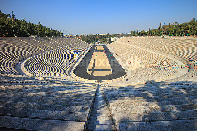 Kallimarmaro. Panathenaic Stadium, eller Kallimarmaro, er et sportsstadion i Athen, hvor de f�rste moderne Olympiske lege blev afholdt i 1896. Det er rekonstrueret fra resterne af det oldgr�ske stadion p� stedet, og Panathinaiko er det eneste st�rre stadion i verden, som er bygget helt af hvid marmor; ; Kallimarmaro / Athen; Gr�kenland; ; Sev�rdigheder; Hellas