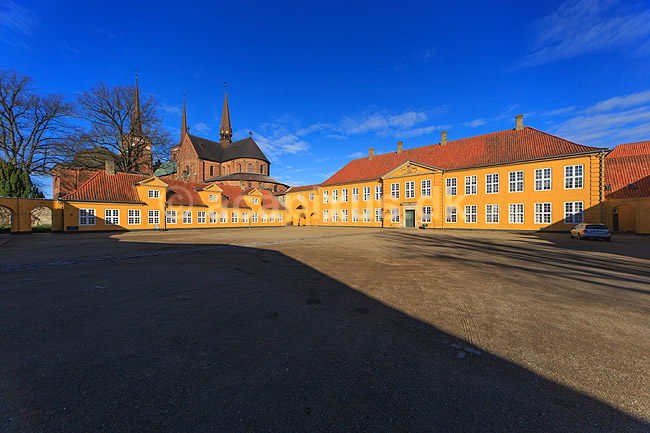 Roskilde Pal�. Roskilde Pal� med Roskilde Domkirke i baggrunden, St�ndertorvet 3. Kongeligt pal� bygget 1733-36, tegnet af hofbygm�ster Lautitz de Thurah. M�dested for St�nderforsamlingen i 1835-48 - forl�ber for folkestyret. Pal�et indeholder i dag Museet for Samtidskunst og kontorer for Roskilde Stift og biskop; ; Roskilde; Danmark; ; ; Museer