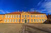 Roskilde Pal�. Roskilde Pal�, St�ndertorvet 3. Kongeligt pal� bygget 1733-36, tegnet af hofbygmester Lautitz de Thurah. M�dested for St�nderforsamlingen i 1835-48 - forl�ber for folkestyret. Pal�et indeholder i dag Museet for Samtidskunst og kontorer for Roskilde Stift og biskop  Roskilde Danmark   Museer