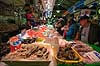 Mercat de l�Olivar. Fiskehandler i Olivar Markedet i Palma de Mallorca - s�lger fisk, �sters, muslinger, bl�ksprutter, rejer, snegle og meget andet godt  Palma de Mallorca Spanien  Sev�rdigheder Markeder, handlende, handel, f�devarer, madvarer, k�ledisk