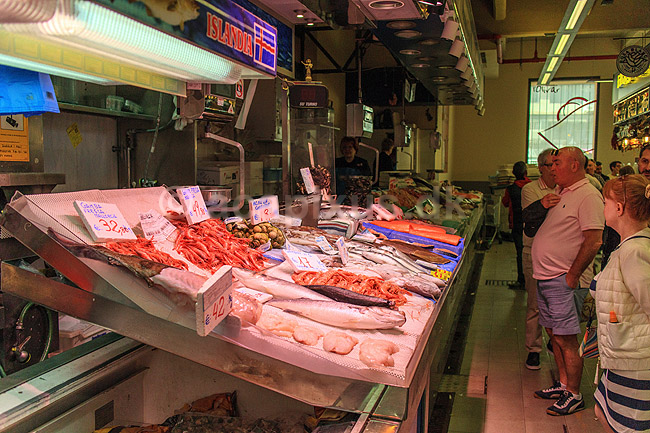 Mercat de l�Olivar. Fiskehandler i Olivar Markedet i Palma de Mallorca - s�lger fisk, �sters, muslinger, bl�ksprutter, rejer, snegle og meget andet godt; ; Palma de Mallorca; Spanien; ; Sev�rdigheder; Markeder, handlende, handel, f�devarer, madvarer, k�ledisk