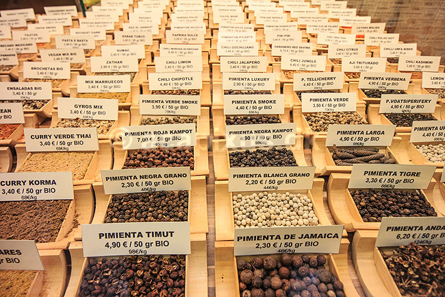 Mercat de l�Olivar. Krydderihandler i Olivar Markedet i Palma de Mallorca - s�lger peber, karry, chilli og mange andre krydderier; ; Palma de Mallorca; Spanien; ; Sev�rdigheder; Markeder, handlende, handel, f�devarer, madvarer