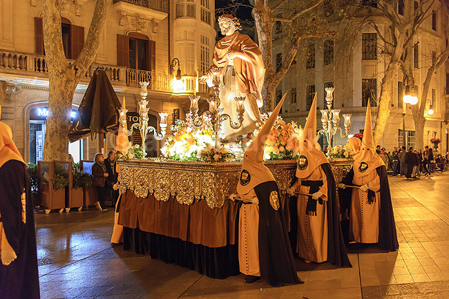 P�skeprocession i Palma de Mallorca. P�ske procession p� Passeig del Born i Palma de Mallorca under La Semana Santas (den hellige uge); ; Palma de Mallorca; Spanien; ; Sev�rdigheder; Kristendom, katolsk, religion, p�sken