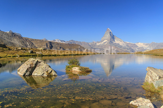 Matterhorn. Det ikoniske bjerg Matterhorn spejler sig i bjergs�en Stellisee; ; Zermatt; Schweiz; ; ; Alperne, bjerglandskab, Alpelandskab, bjergvandring